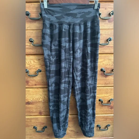 Athleta Salutation Jogger: Camo Black Womens size small - Picture 8 of 9
